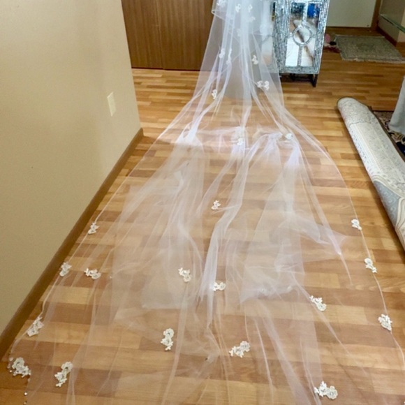 Elegant White Floral Hair Veil - Picture 1 of 3